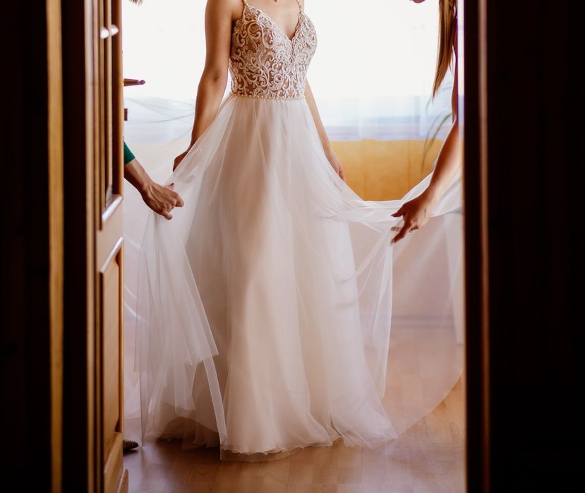 Suknia ślubna w literę A ze złotymi elementami