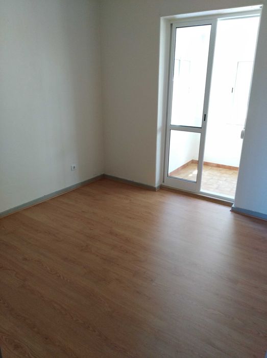 Apartamento de Rés de chão T2 para arrendamento 82mt área bruta renovado