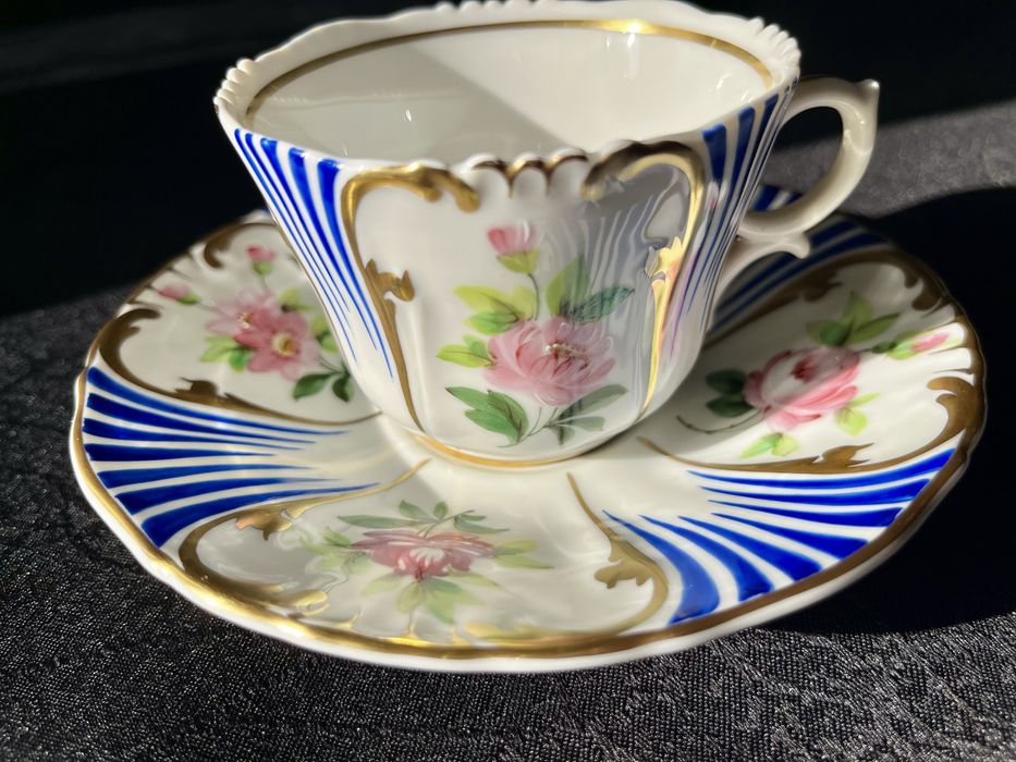 Lote de Luxo Vista Alegre: 2 Chávenas de Café "Aula de Pintura" – Peças de Elite Pintadas à Mão