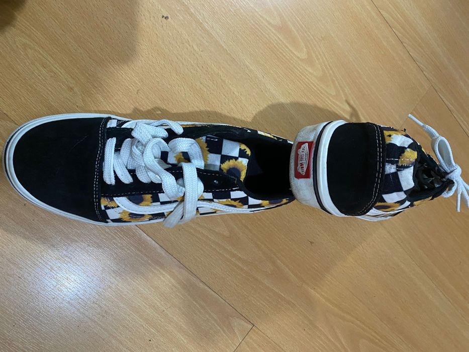 Roupas, tênis e fraldas tamanho M e G.