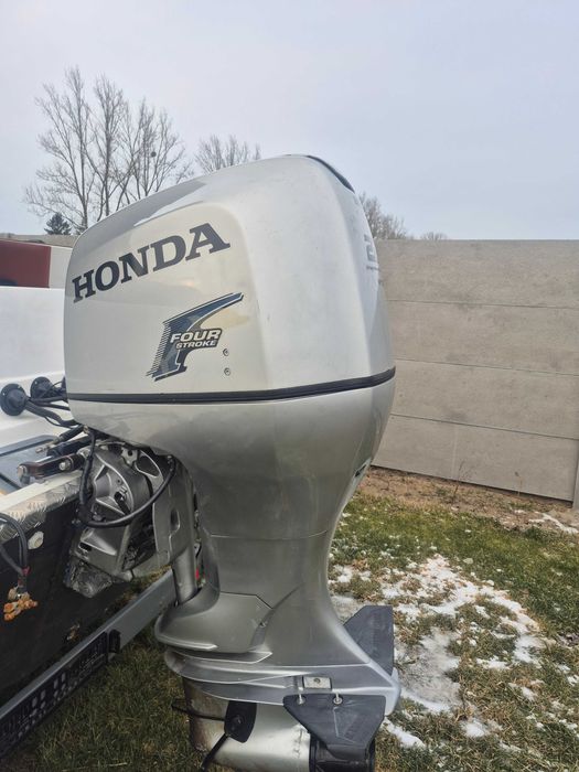 Łódź motorowa z silnikiem Honda 225KM