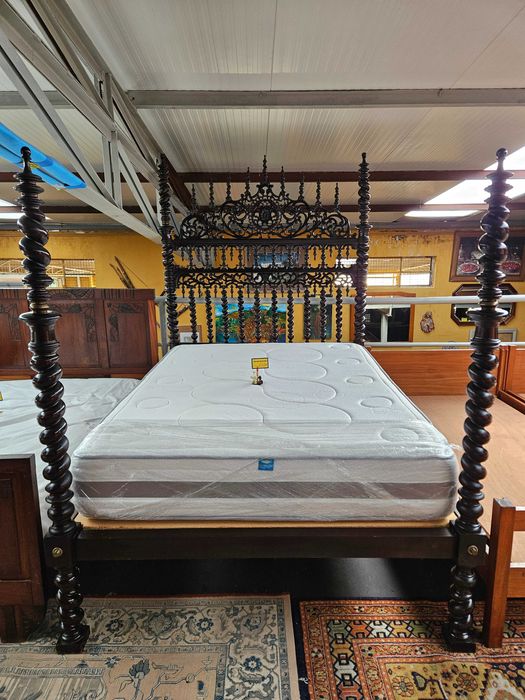 Cama antiga em madeira maciça de bilros com estrado e colchão -