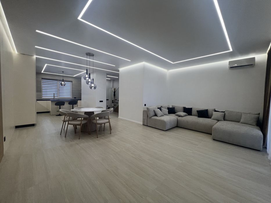 Продаж сучасного таунхаусу