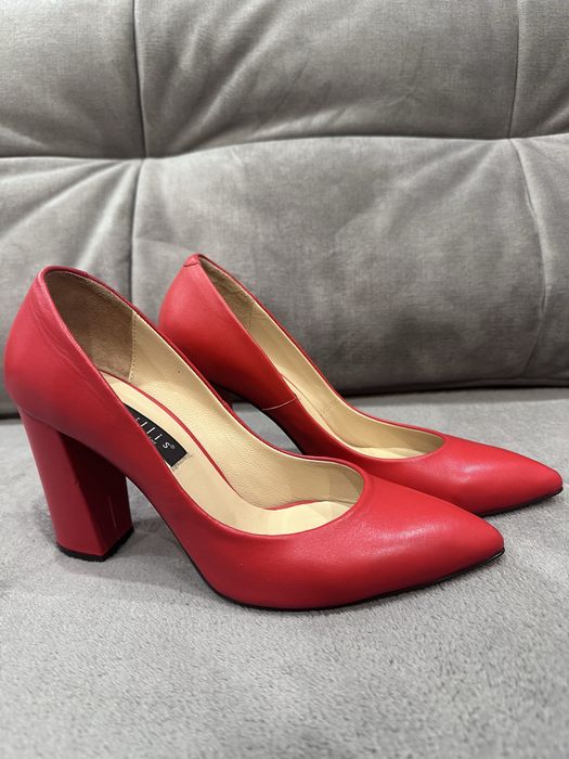 Продам червоні шкіряні туфлі