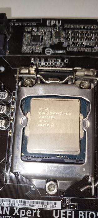 Материська плата з процесором та охолодженням.