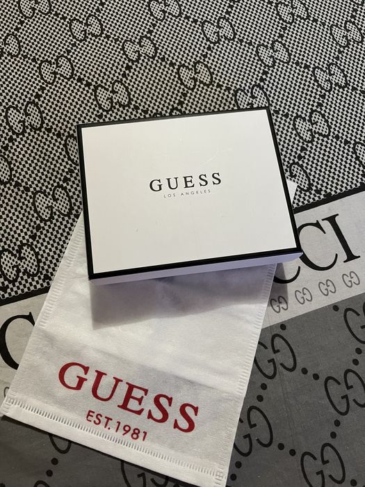 Фірмова коробка та пильник Guess