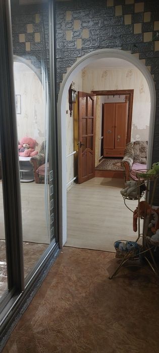 Здам довгостроково дві частини буд.у 2 пов.домі або повністю весь дім.великій порядній  родині з дітьми шкільного віку