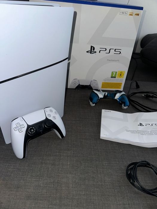 PlayStation 5 Slim Digital 1TB em excelente estado.