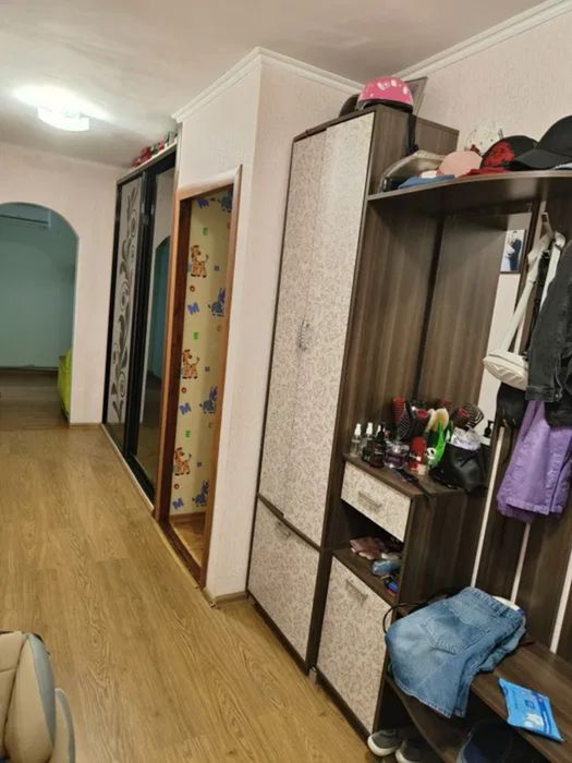 Продам затишну 4-и к/к по вулиці Державності - 87м².