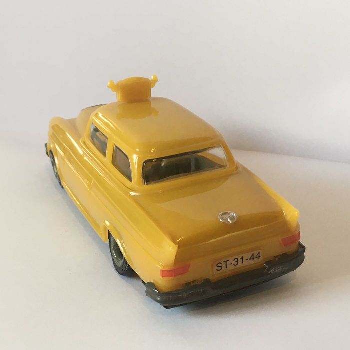 Brinquedo miniatura TAXI AMARELO COM FRICÇÃO, PE-PE BRINQUEDOS