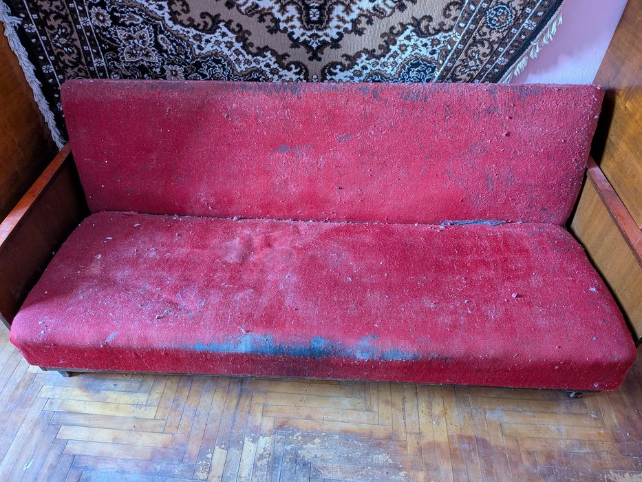Віддам безкоштовно шафа, диван