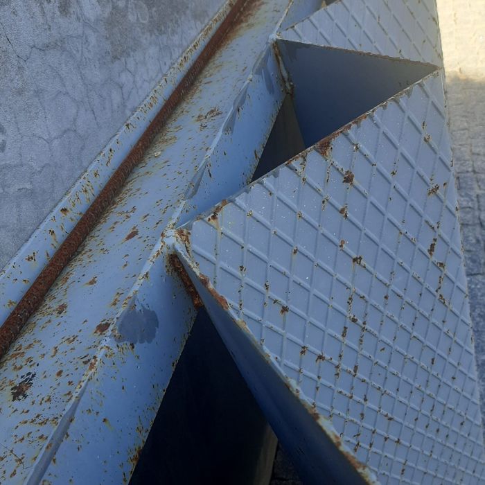 Escada Metálica Exterior – Estrutura Robusta