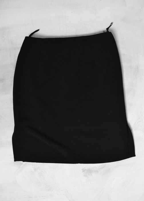 czarna spódnica do kolan elegancka