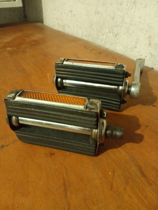 Вело багажник на  28 колесо,седло.та  інші вело запчастини.