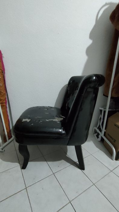 Poltrona pequena capitonê preta
