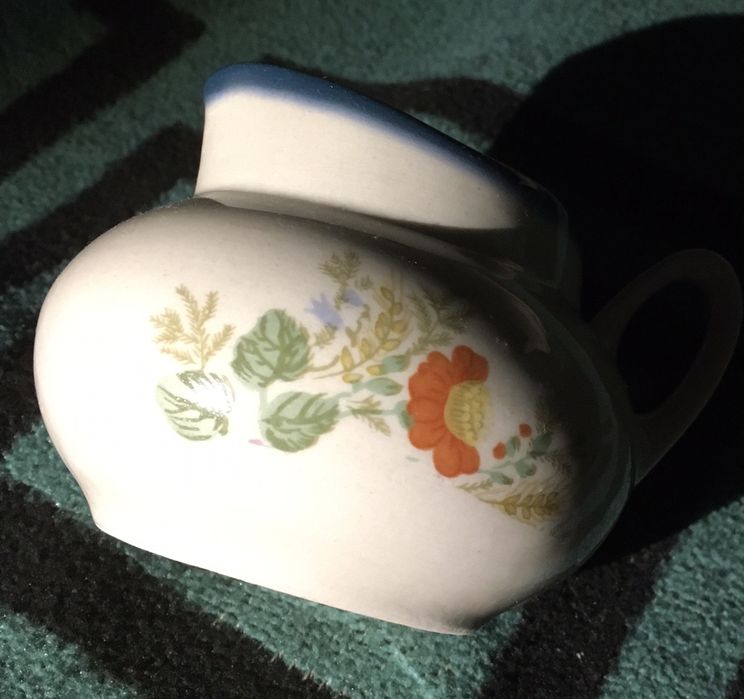 Porcelanowy mlecznik z Chodzieży, stan idealny