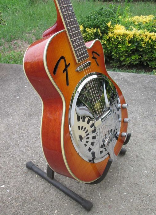 Guitarra eletroacústica Fender FR-50CE Resonator com estojo