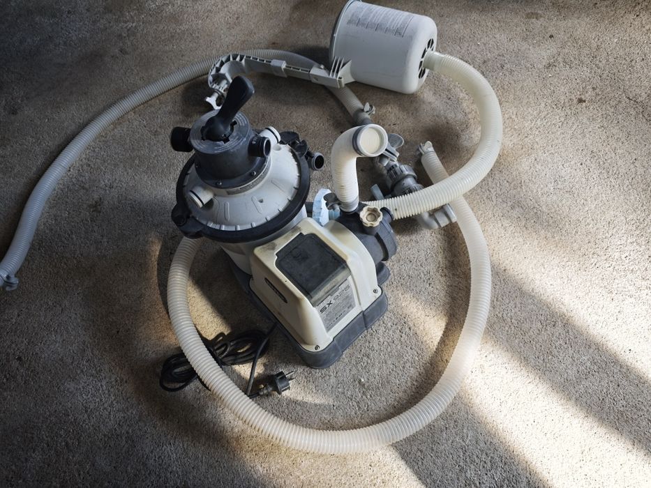 Motor piscina Intex SX 925 com a respetivas mangueiras de ligação de 32 mm 
Mais um skimmer de limpeza de superfície