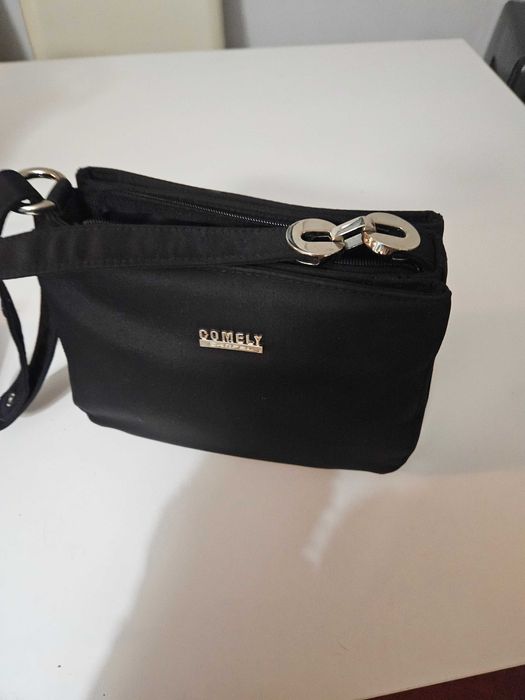 Mala preta em tecido impermeável