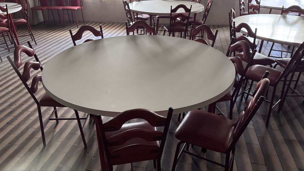 Mesa branca redonda