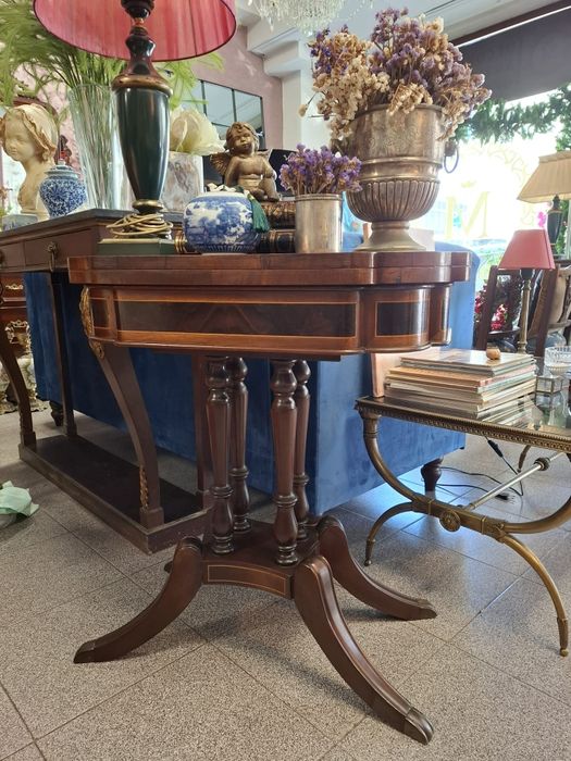 Mesa de Jogo Clássica. Oferecemos a entrega na zona de Lisboa.