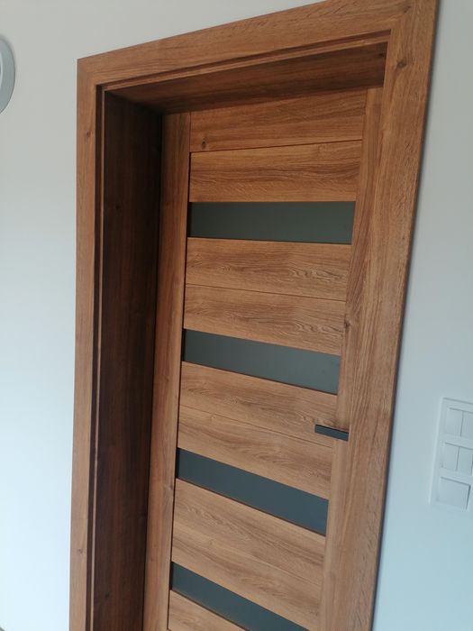 Ościeżnica regulowana + skrzydło Dąb Bergen 80 Prawa