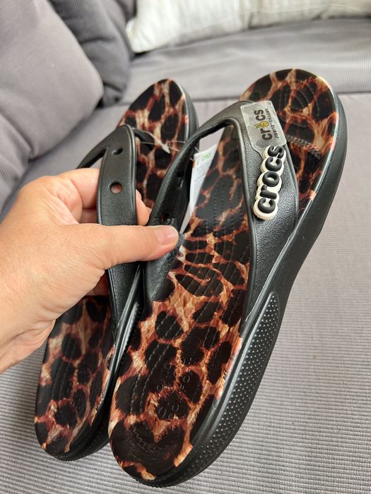 crocs flip japonki w7 roz 37/38  24 cm czarna panterka