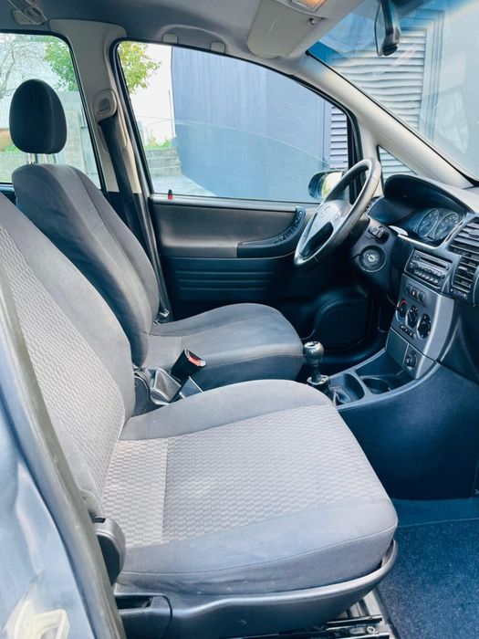 Opel Zafira 2.0dti Life , 7 lugares
DVD cent
