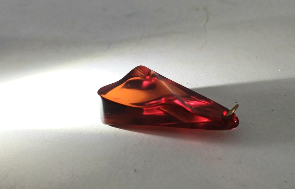 Wisior Art Deco Catalin Futuran Cherry Amber