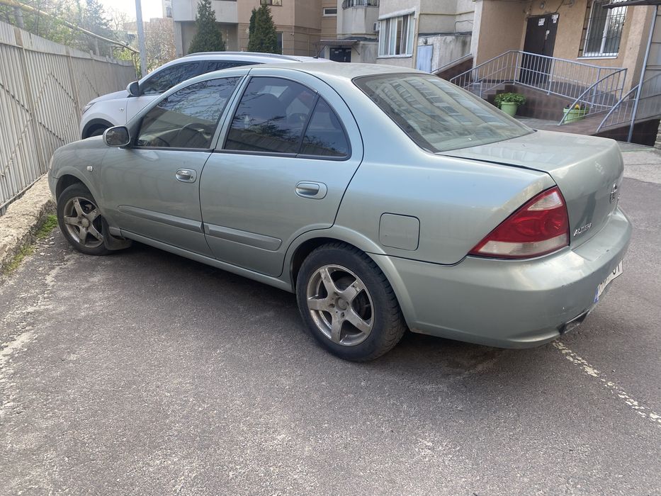 Машина Нисан Альмера