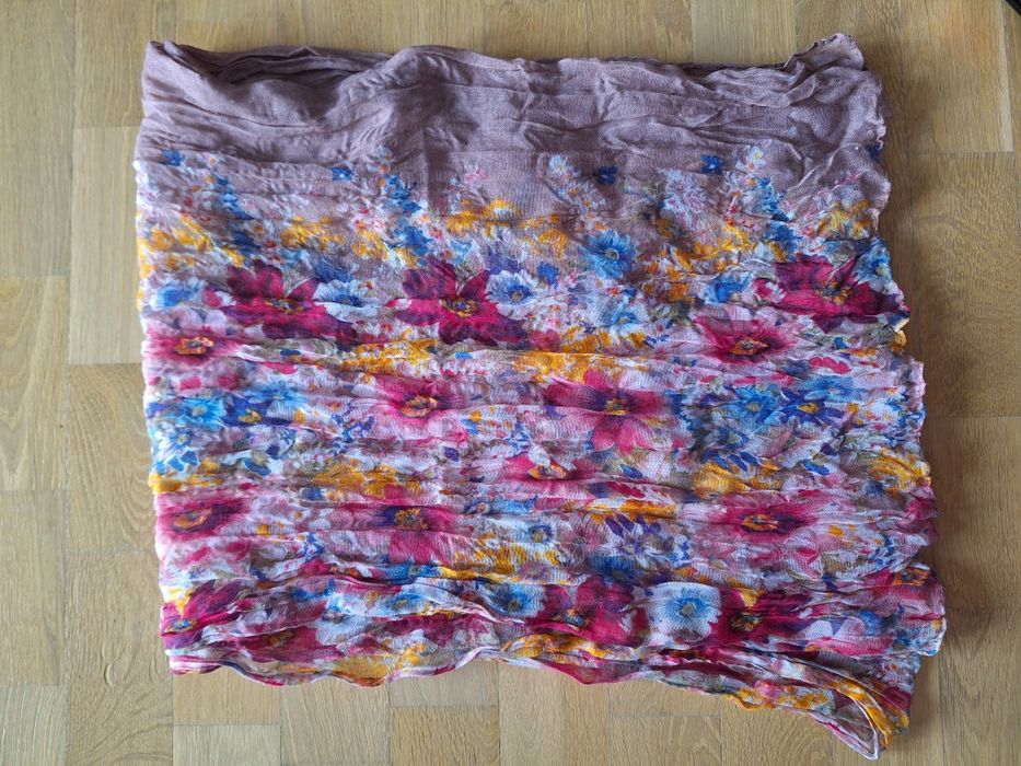 Cienki damski szalik ma wiosnę