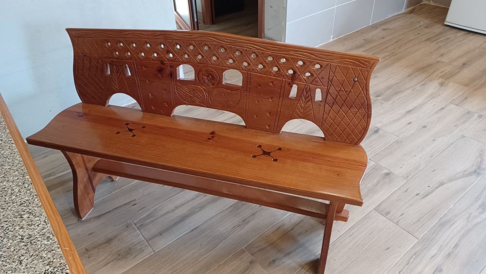 Mesa + 2 cadeiras + 2 bancos em madeira maciça