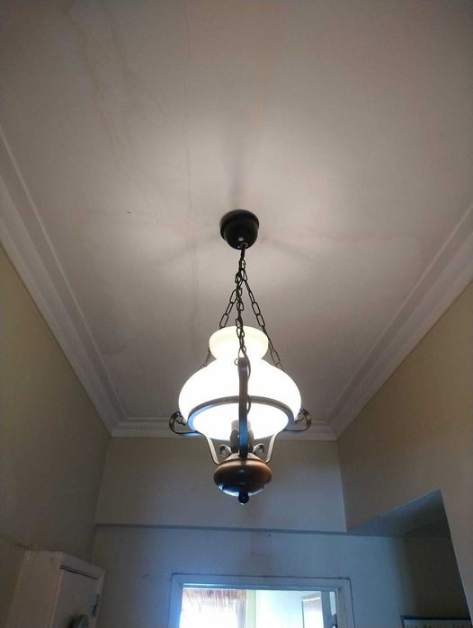 candeeiro teto luz  E27 base madeira e 3 aros, globo branco vidro