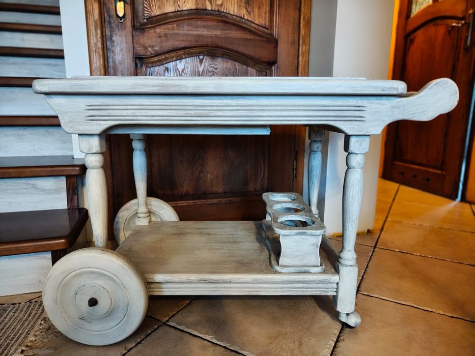 Dębowy barek na kółkach