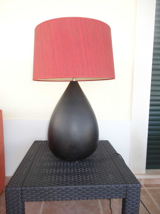 Candeeiro preto com abajur vermelho