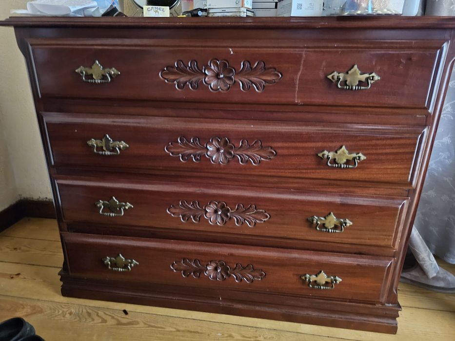 Cómoda de madeira com 4 gavetas