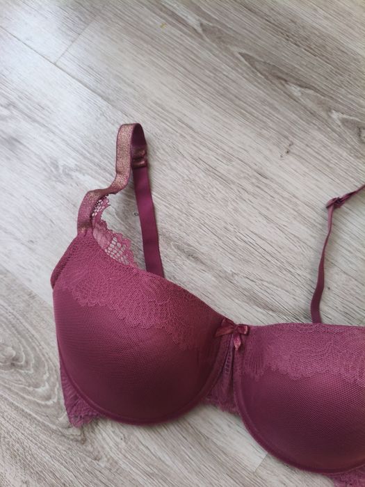 Biustonosz Triumph 70F  push up, ramiączka z połyskiem, koronka