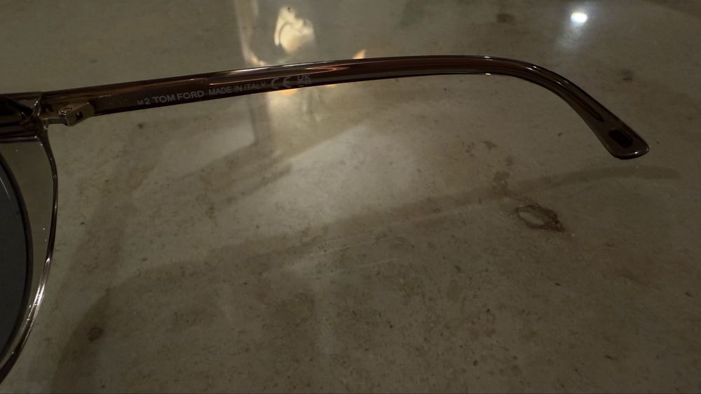 Óculos de Sol Tom Ford – acetato translúcido fumado | lentes cinza