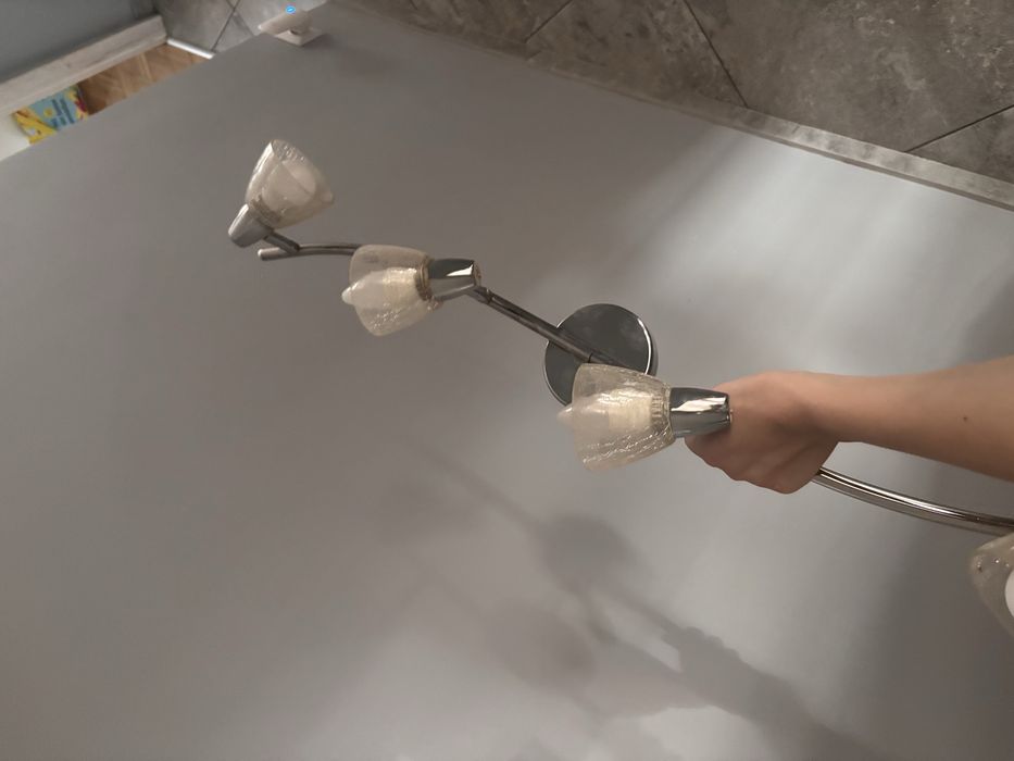 Lampa srebna z przezroczystymi kloszami