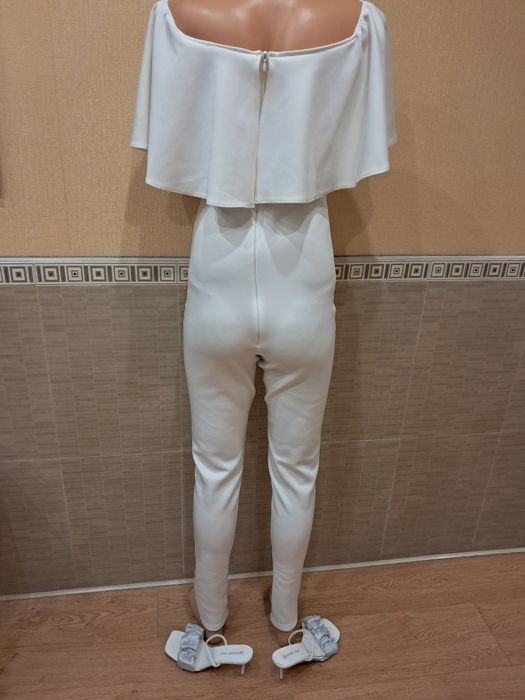 Комбинезон белого цвета ,стреч ластик