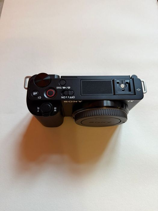 Sony ZV-E10 + klatka SmallRig + pasek + 2 baterie + ładowarka