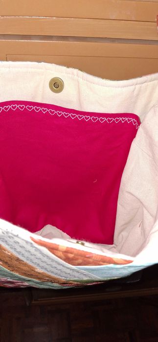 Tote bag com trança francesa e quadrados.