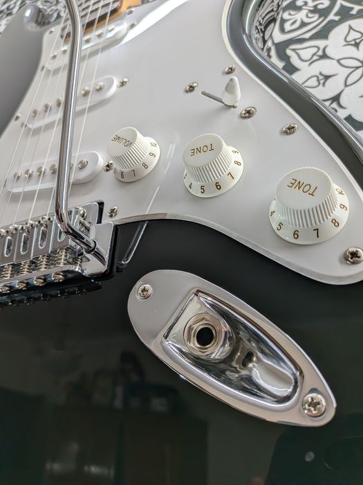 Guitarra eléctrica Fender Squier Stratocaster 2014 restaurada e pronta a tocar