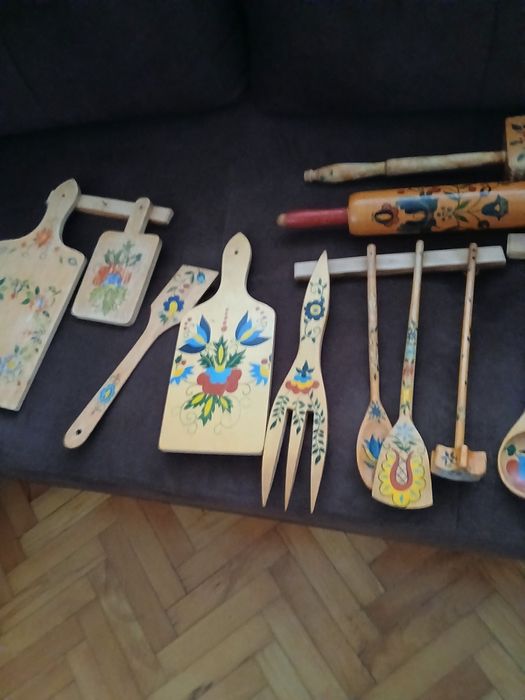 Zestaw drewnanych rzeczy do kuchni  z motywem  łowickim
