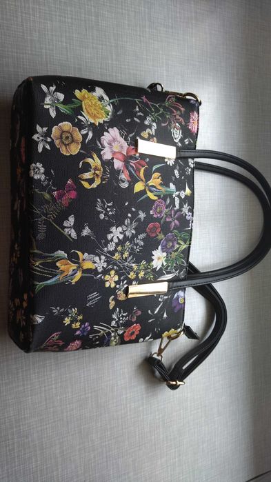 Mala preta com motivos florais