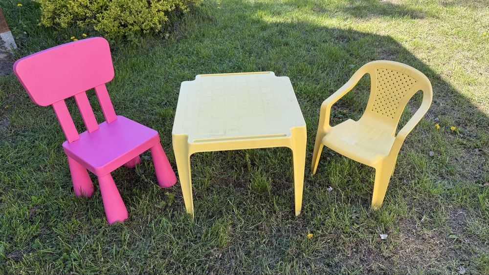 Krzesełka 2 szt. i stolik / plastikiwe