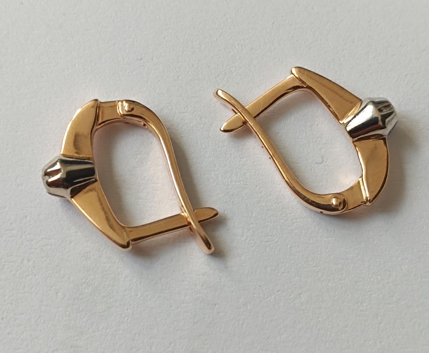 Серьги золотые с бриллиантами.