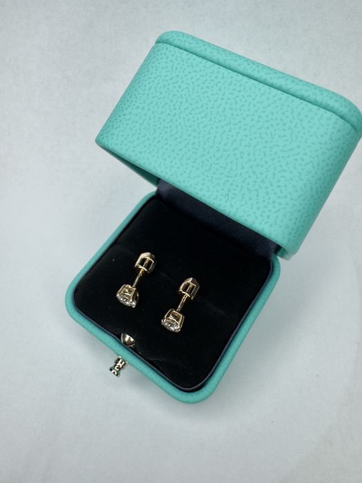 Золоті сережки пусети з діамантами в стилі Tiffany.