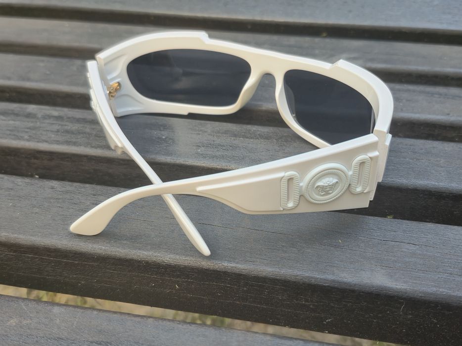 Extra modny biale okulary przeciwslonieczne VE 4446 od Versace!