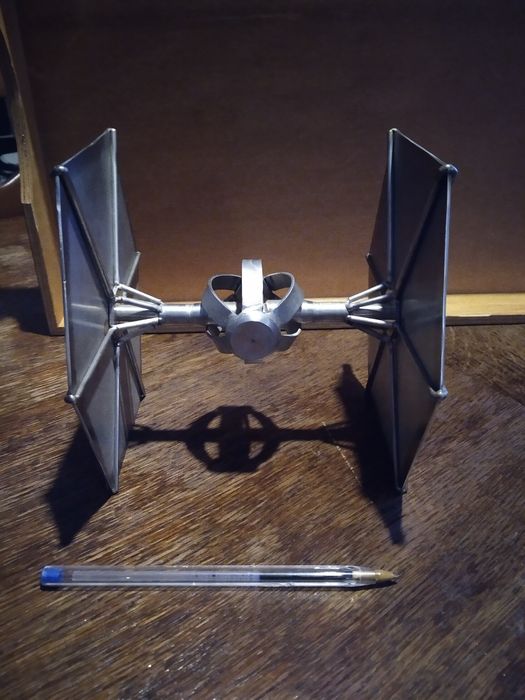 Tie Fighter escultura metal abstracta